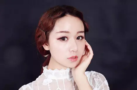 很适合复古风格的妆容,复古简单妆容化妆教程