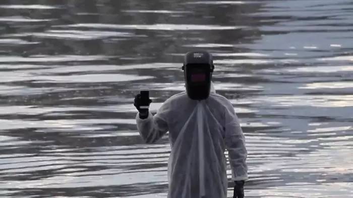 iphone摄像头外圈磕碰,iphone6摄像头旁边小孔