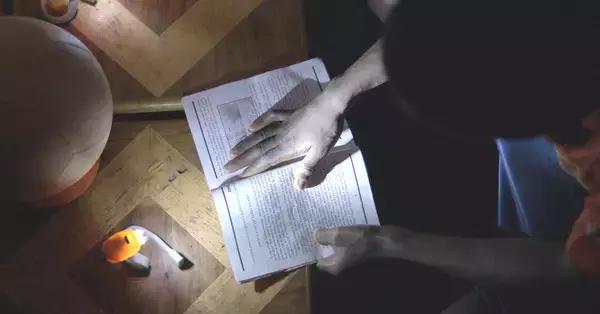 黑人学霸姑娘众筹10万美金为非洲儿童制作发光足球