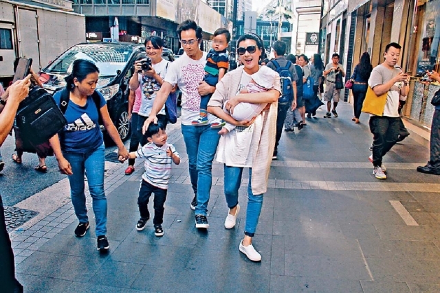 甜心妈陈茵媺三年抱三，幸福星妈好大牺牲，豪华臀现形