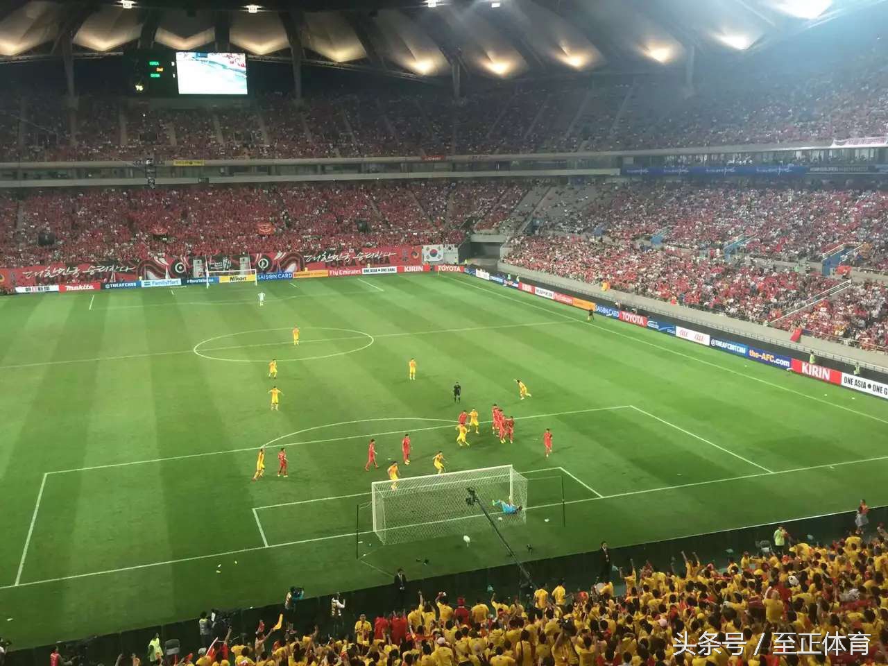 中韩球迷冲突被打视频,韩国球迷被打脸名场面