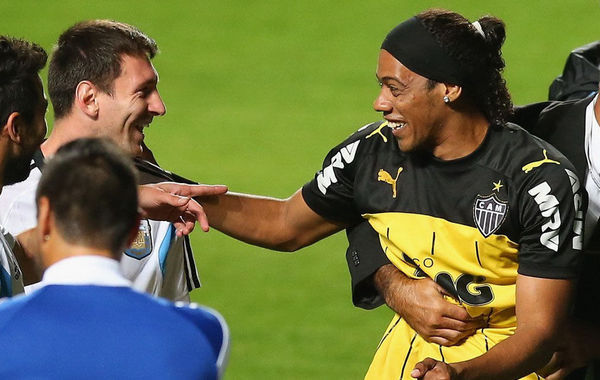 球迷冲进球场膜拜偶像梅西,球迷冲上场地膜拜梅西