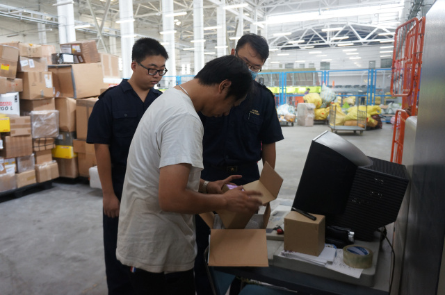 邮包如何过海关？来现场看看吧（有gif动图）