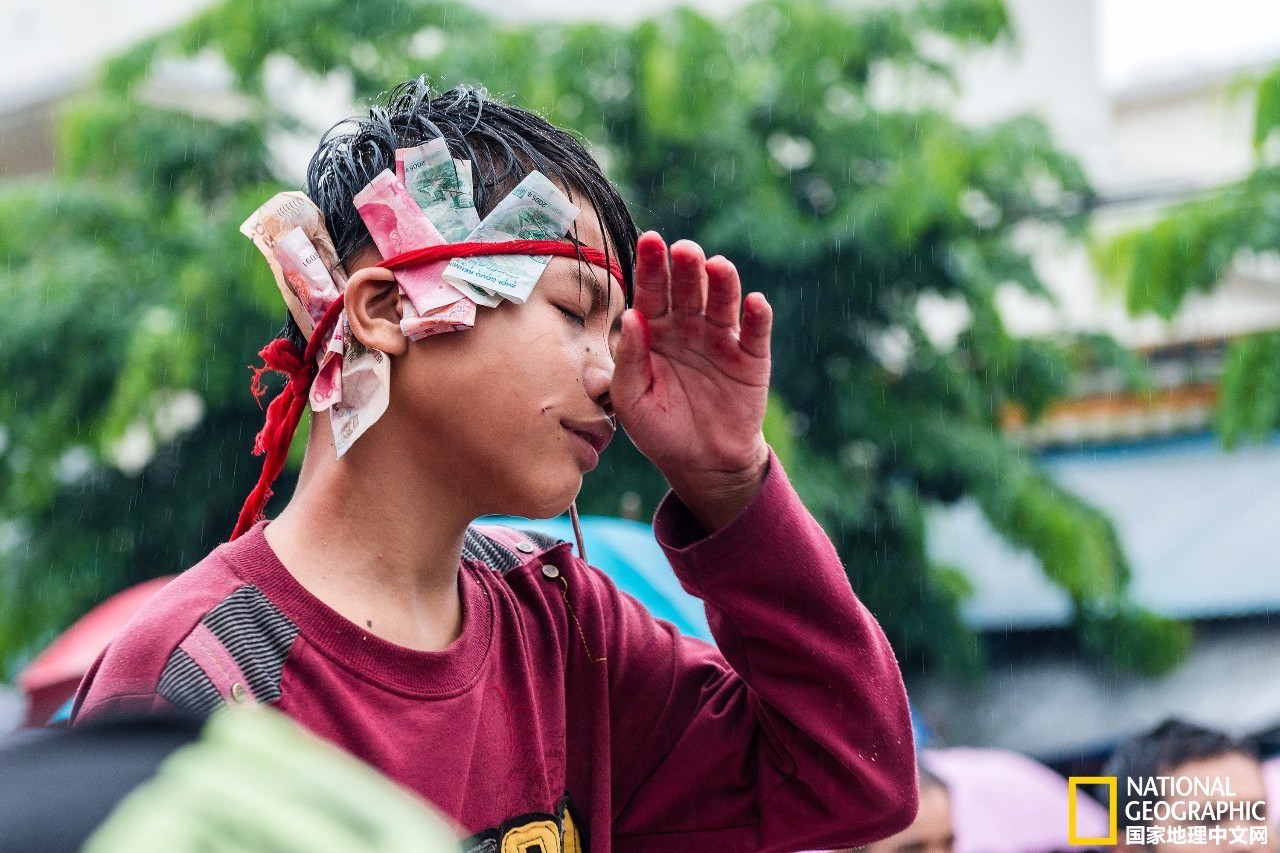 海南祭神灵历史由来,海南风俗穿杖仪式