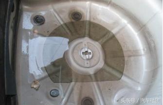 后备箱放水如何防止洒水,后备箱进水用什么堵住