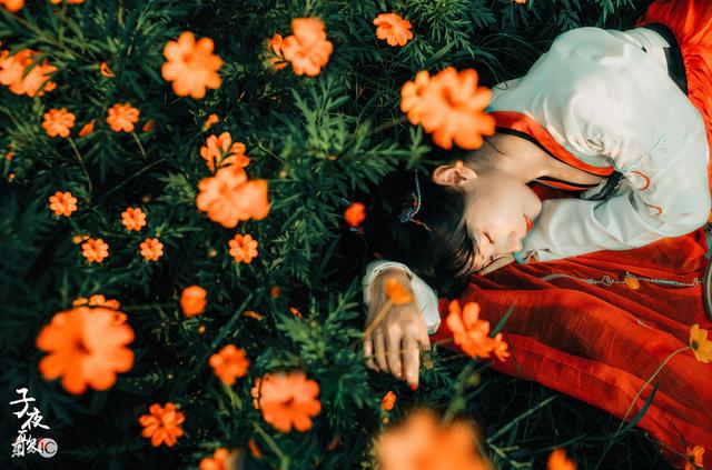 小说：见小丫头宝贝其他男人送的团扇，王爷气得脸黑：你那么稀罕