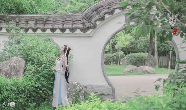 小说：奢华马车震惊她，她怀疑家中真实财富，却遭祖母斥责