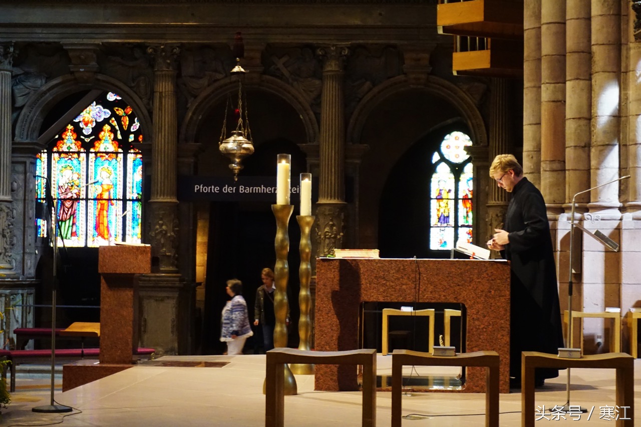 踩到黑森林的泉水，就能娶到弗莱堡的漂亮妞儿！