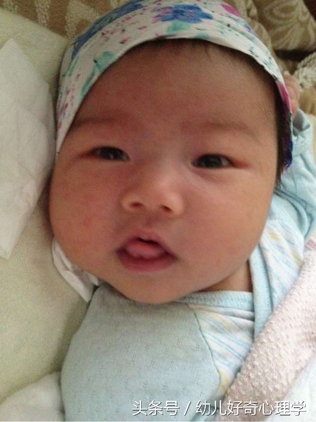 宝宝喜欢吐泡泡吐奶,宝宝吐奶还一直伸舌头吐唾沫