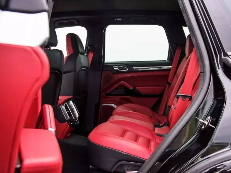 小伙30万买个二手保时捷,小伙花30万买了一辆法拉利