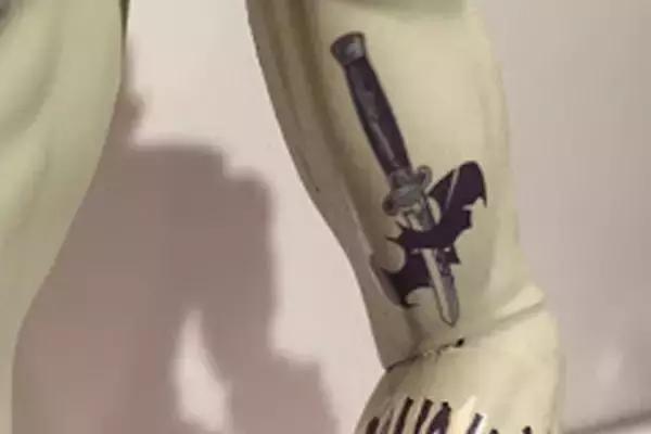 这个痞气满满的小丑，是人群中最扎眼的那个