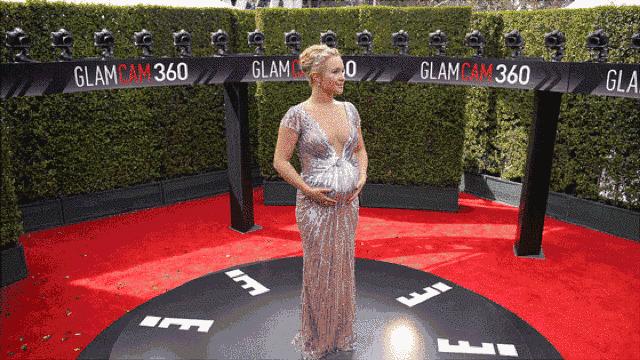 宝宝揉眼睛抓耳朵怎么回事,宝宝老抓妈妈脸怎么回事