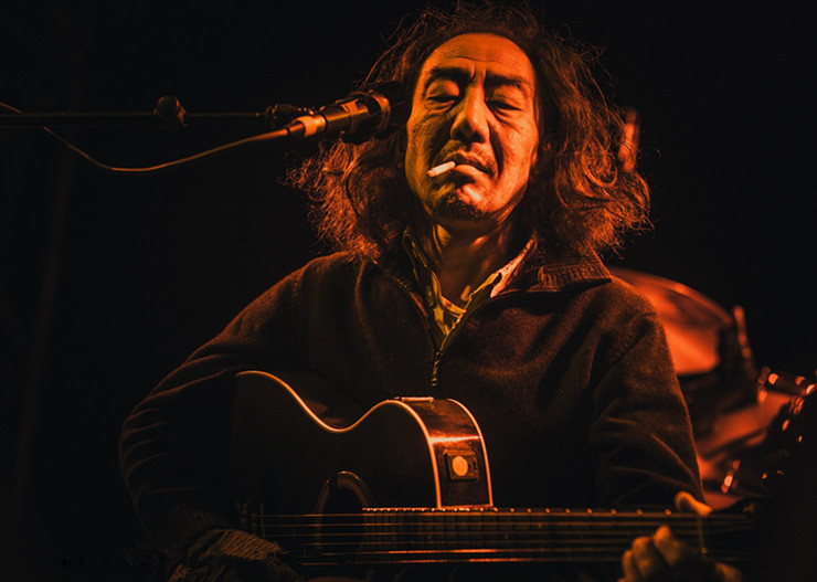 这个看起来疯癫的老头,是“摇滚鼓王”的哥哥,中国民谣界的传奇