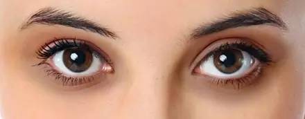 40岁眼周适合用什么样的眼霜,眼周发黑适合用什么眼霜