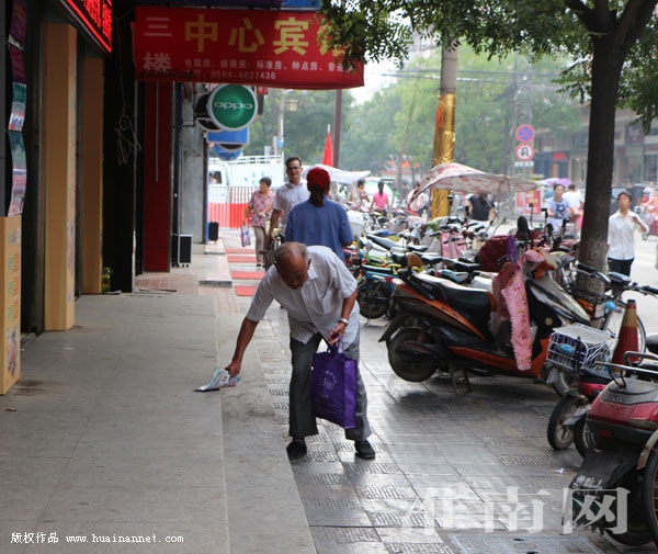 91岁退休老教授捡垃圾,91岁退休教师拾废品