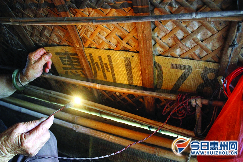 84岁老人与一艘小船的生活天天到船上祈福