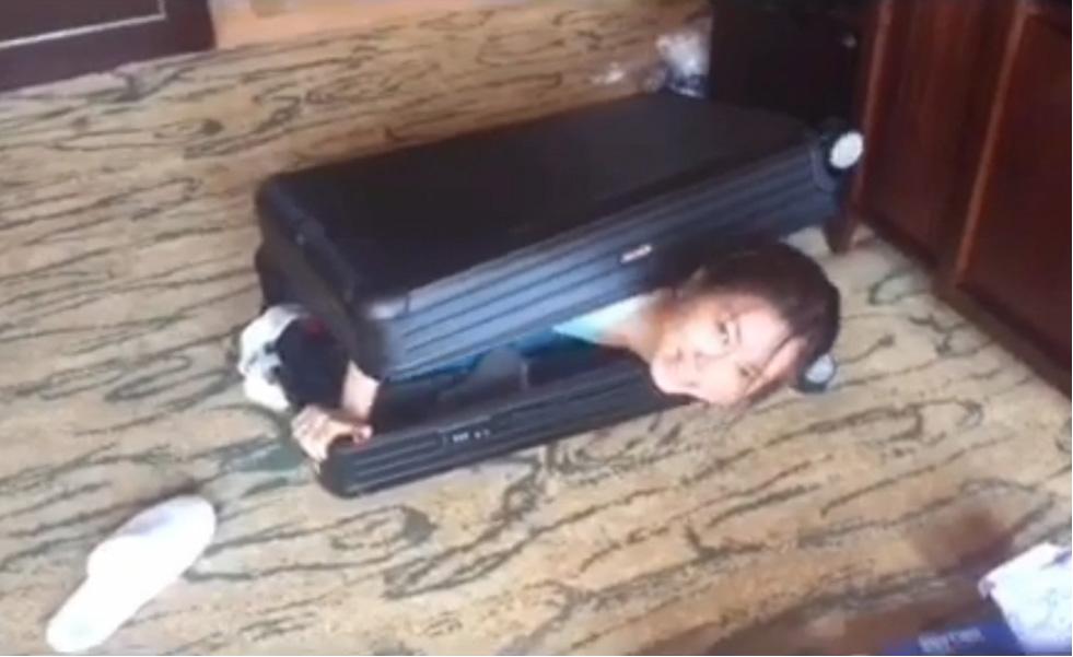 这些女星的身体怎么这么柔软？唐嫣竟然把脑袋、身子、双腿折出一个方形！