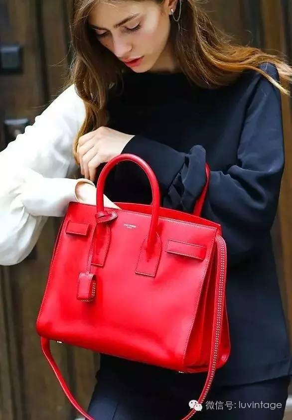 吃着月饼迎国庆,吃着月饼敬着礼