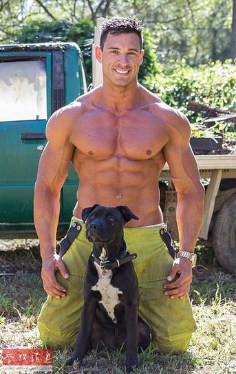 消防员和狗狗可爱瞬间,反差萌消防员