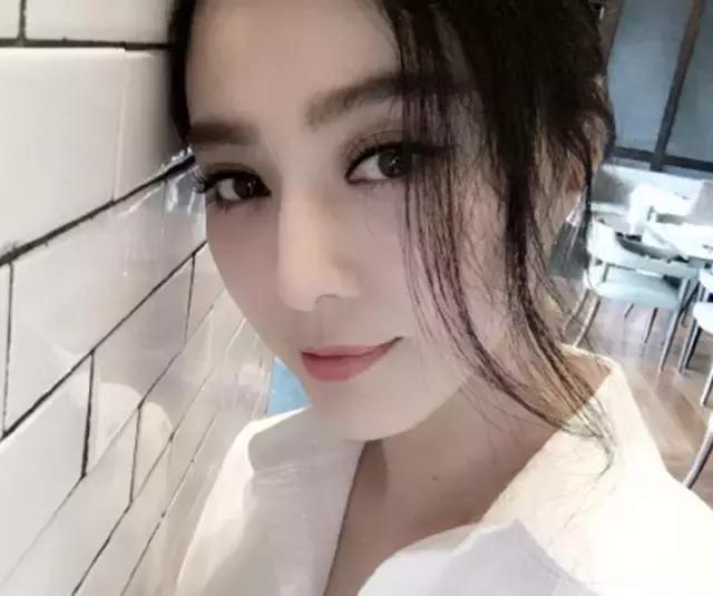 用面膜变漂亮,保鲜膜式面膜小脸