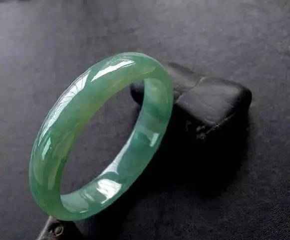 新手买翡翠手镯容易踩的坑,在哪个渠道买翡翠最合理