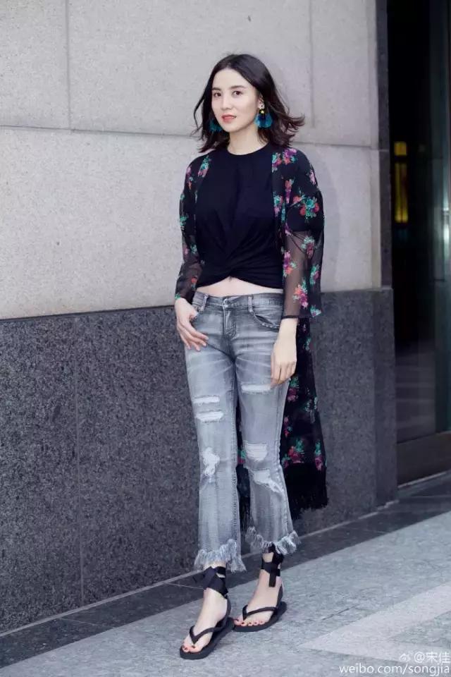 杨幂和李沁同穿开叉裙你怎么看,杨幂李沁穿搭图片