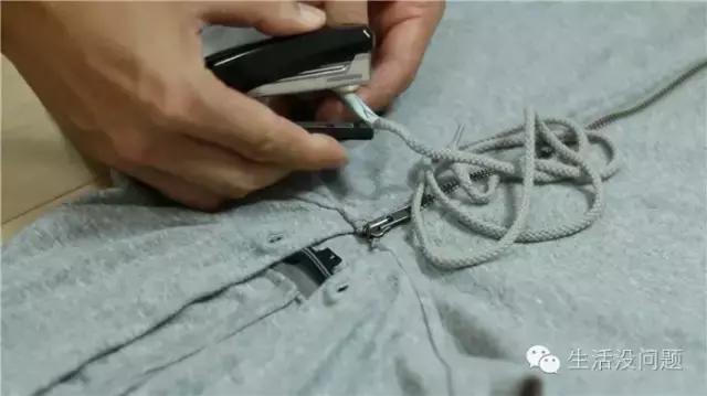 衣服绳子抽出来了怎么穿回去,衣服的松紧绳怎么穿进去的