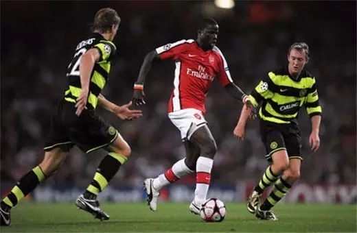 实况足球里的进攻意识有什么用,业余足球整体进攻与防守