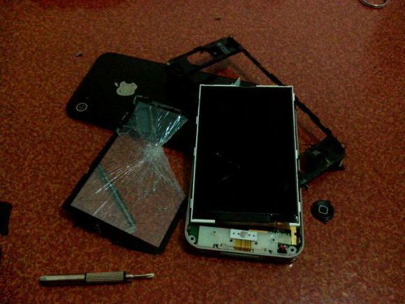 女朋友用自己买的苹果手机劈腿，国外小哥怒了