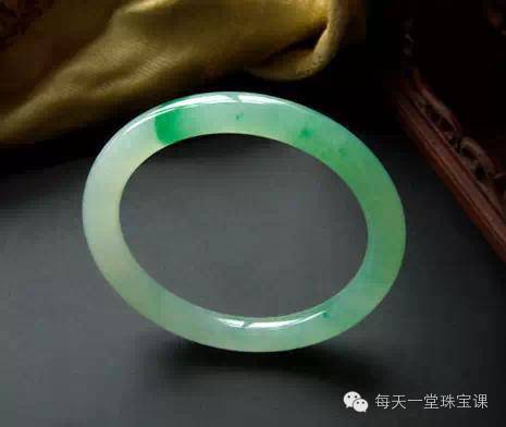 跟风买手串不如戴个手镯，既显气质又百搭！关键寓意好！