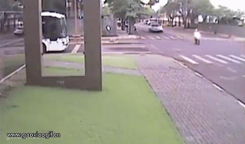 我的车停着被人撞了怎么解决,停个车老是被别人刮