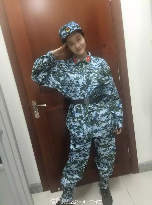 李易峰看赵丽颖的眼神假装不熟,看到李易峰和赵丽颖就精神抖擞