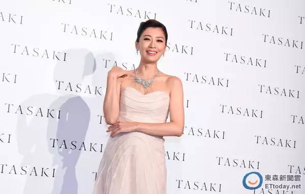 贾静雯三胎是剖腹产还是顺产,贾静雯三胎顺产还是剖腹产