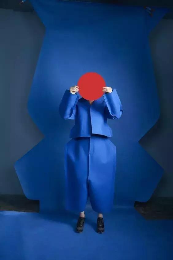 时日谈丨不仅仅是小红心川久保玲的解构主义风格探析