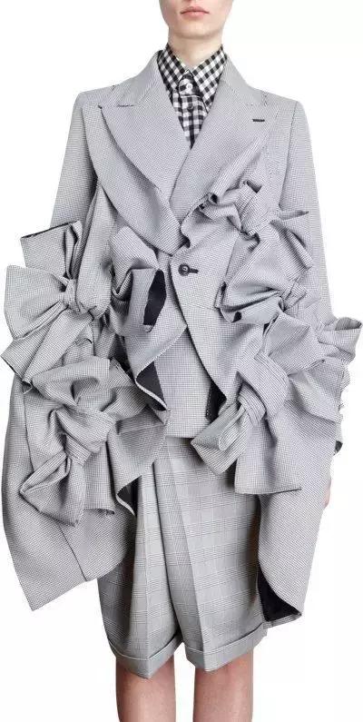 时日谈丨不仅仅是小红心川久保玲的解构主义风格探析