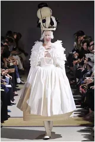 时日谈丨不仅仅是小红心川久保玲的解构主义风格探析