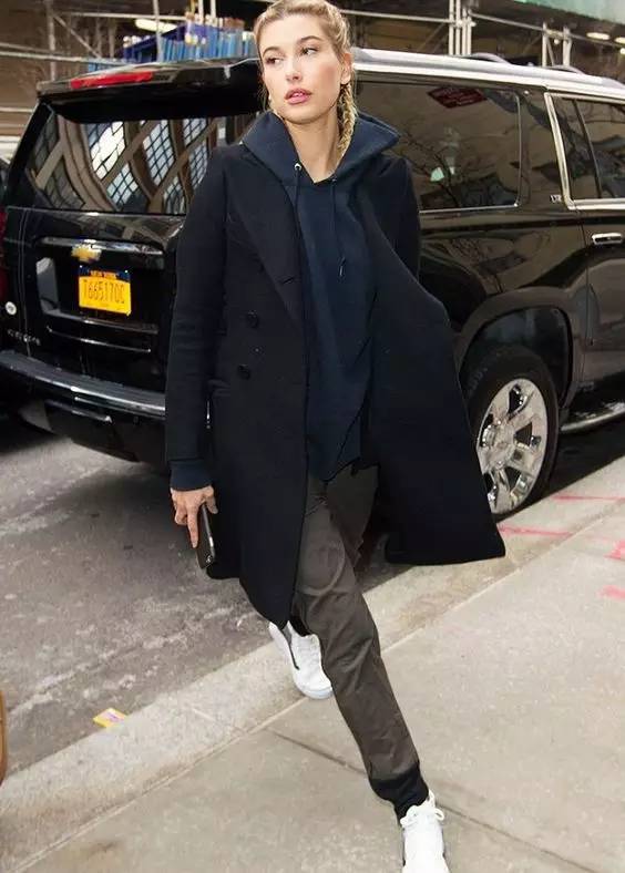 卫衣穿搭扎眼,卫衣穿在里面怎么搭配