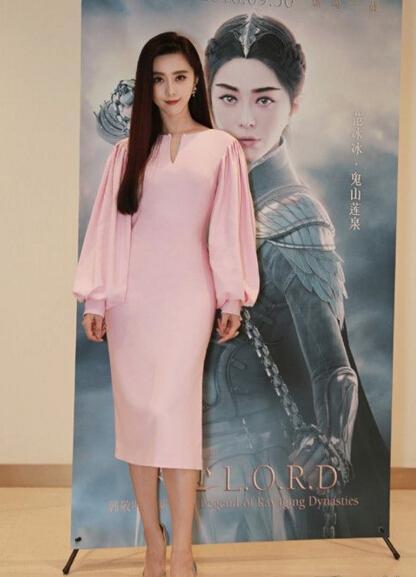 张馨予的穿着打扮其实还挺好看的,张馨予一身全黑帅气女王范十足