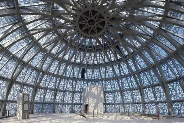 波斯湾双城记：天方夜谭般的魔幻色彩