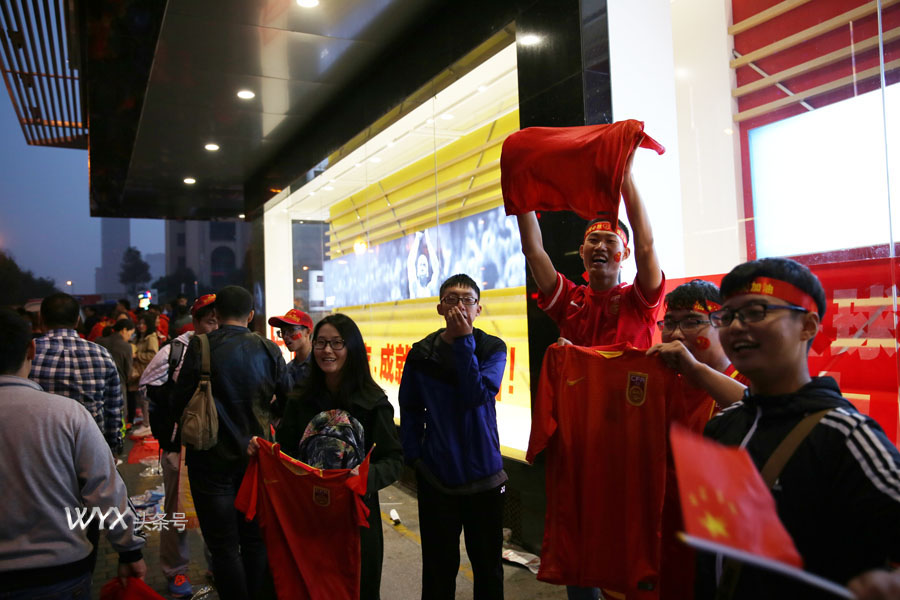 中国足球男足主场,中国男足将迎战沙特宣传海报