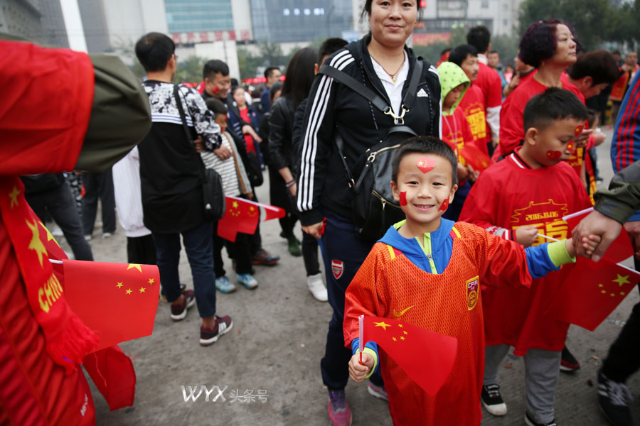 中国足球男足主场,中国男足将迎战沙特宣传海报