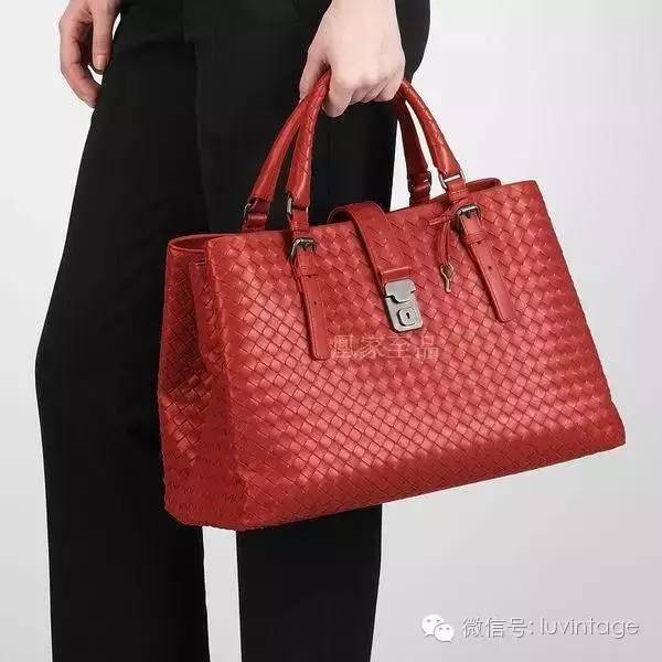 吃着月饼迎国庆,吃着月饼敬着礼