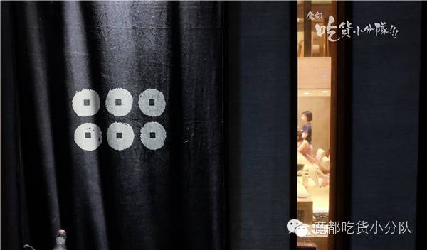 这家店进门要先鞠躬，招牌只在晚上有！