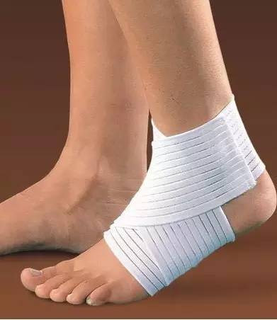 跑步脚踝扭伤怎么消肿化瘀,脚踝扭伤跑步技巧