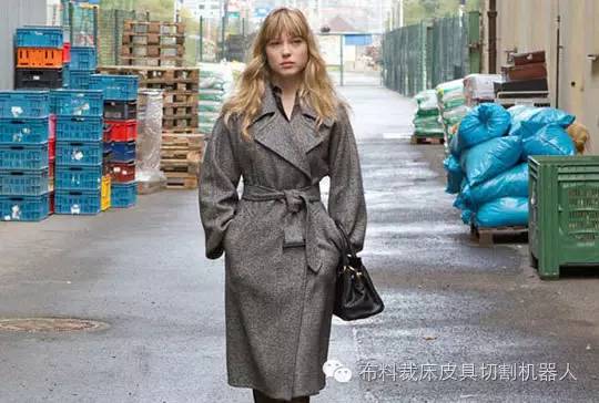 橙色风衣外套女中长款如何搭配,橄榄绿风衣搭配什么颜色的风衣