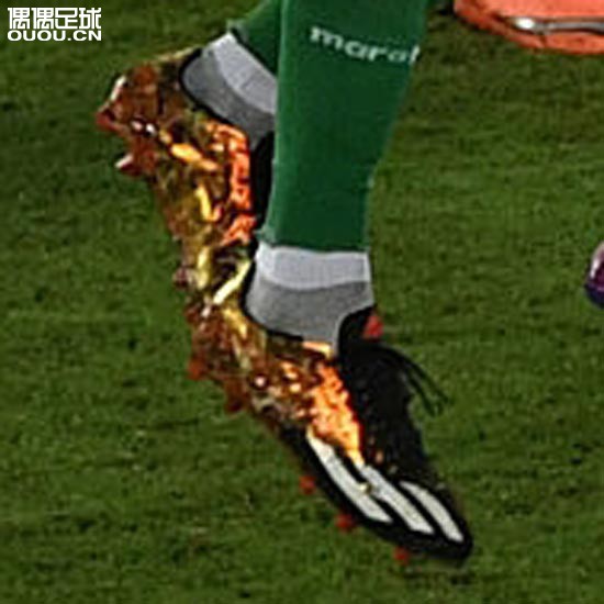橄榄球鞋乱入！玻利维亚球员亚斯曼世预赛成功炫鞋