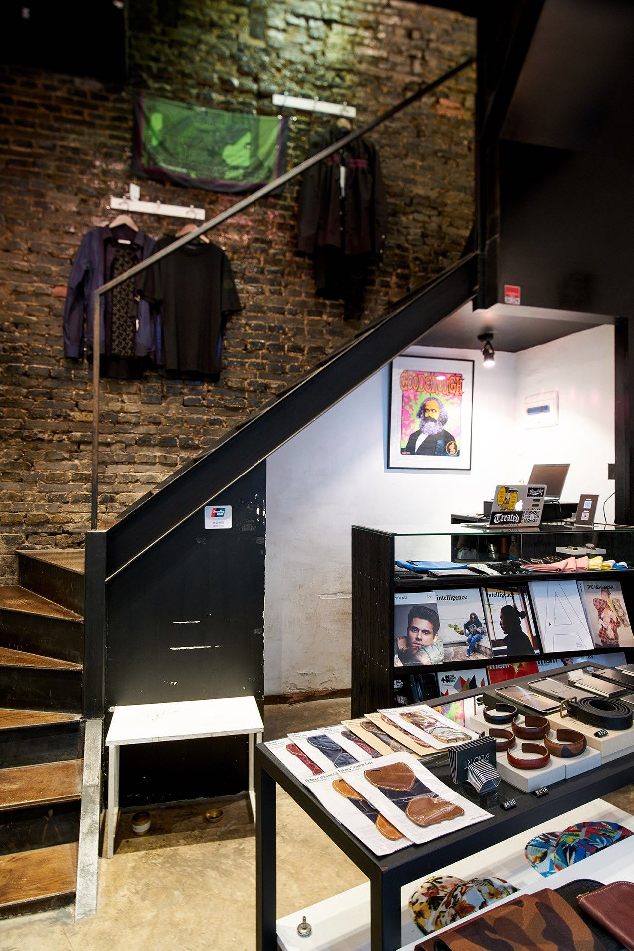 我们在上海拍下了15位潮流工作者，还给你介绍20间最新最好玩的潮店！