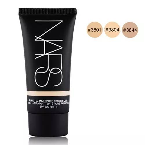 底妆要选择一款滋润度高的粉底液,遮瑕提亮肤色推荐一款好用的粉底