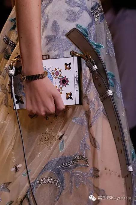 手拿包女推荐真皮徽章款,新款女士手拿包百搭大容量