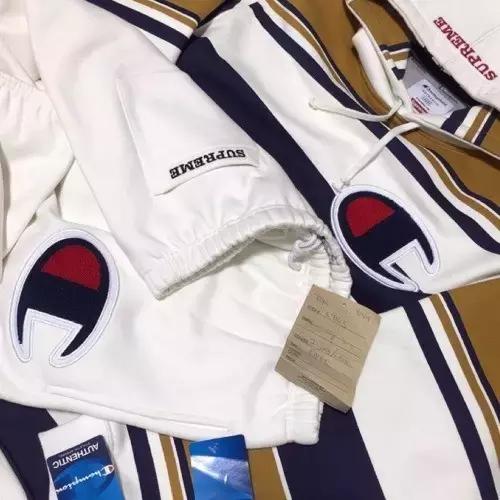 穿了一件特别新的卫衣,穿了一件很喜欢的卫衣